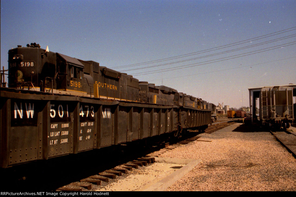 SOU 5198 & others in the yard